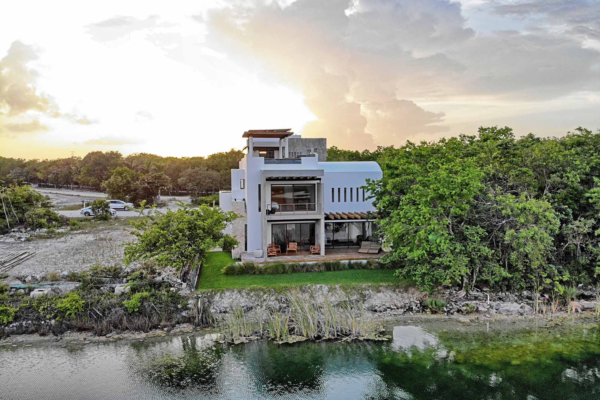 Increíble casa en venta frente a lago